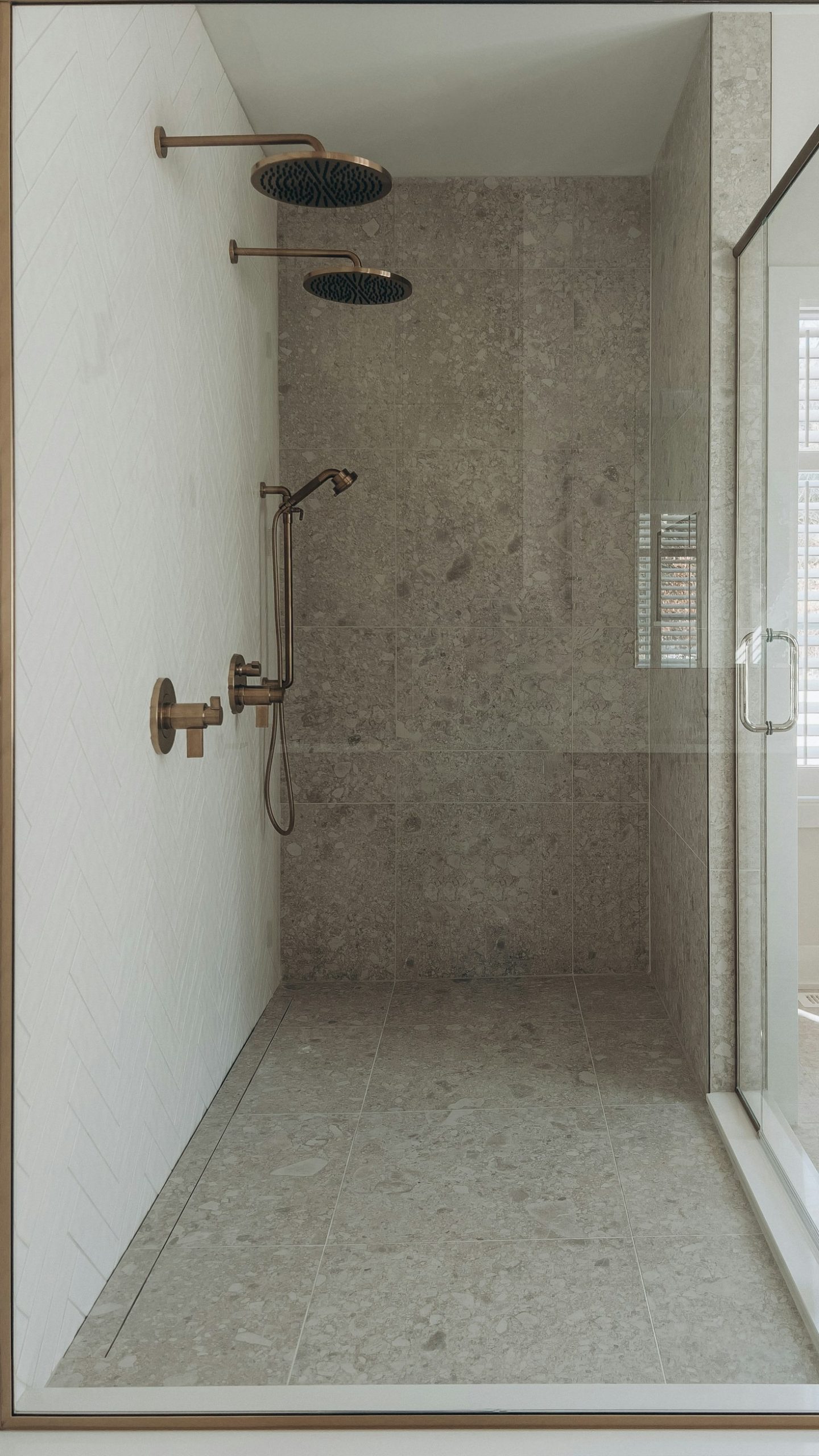The Benefits of Walk-In Showers for Modern Homes